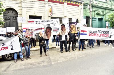 Amigos y familiares de Martín Choi frente a la Fiscalía General.