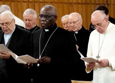 El cardenal Robert Sarah  durante una misa junto al Papa Francisco (d).