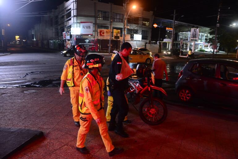 Choque entre moto y vehículo deja un policía herido
