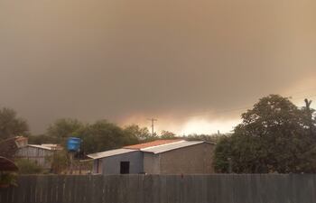 Incendio forestal en la Estación Tres Gigantes, provoca gran humareda que se extiende sobre la ciudad de Bahía Negra.