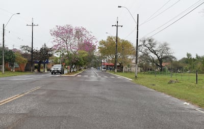 La doble avenida Arary es una de las vía principales de la ciudad y sobre la cual se ubican los principales comercios. Se   inicia en la Villa Permanente y culmina en la avenida Mariscal López.