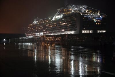 El crucero Diamond Princess es visto anclado en el muelle de Daikoku, en Yokohama, al sur de Tokio.