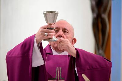 El papa Francisco durante una misa hoy en la Casa Santa Marta, en el Vaticano.