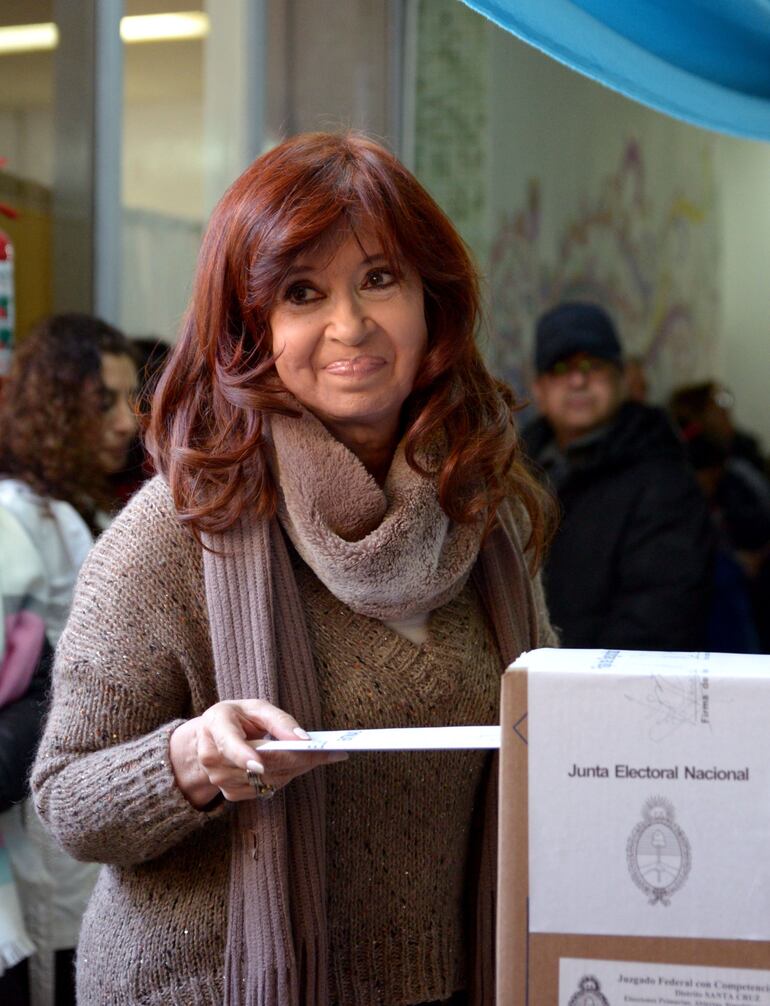 La ex presidente y ahora precandidata a la vicepresidencia de Argentina, Cristina Fernandez de Kirchner deposita su voto.