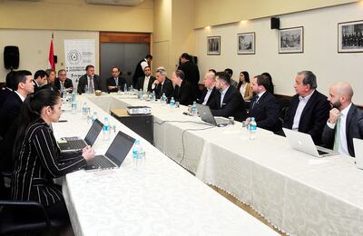 El Equipo Económico, presidido por el ministro de Hacienda, Benigno López (centro de la mesa), se reunió ayer con analistas, exministros y extitular del BCP para analizar la coyuntura económica.