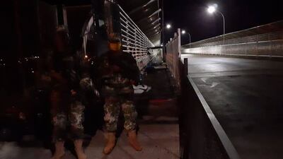 Con el traslado de los compatriotas, la peatonal del puente quedó vacía.