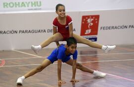 los-hermanos-ruth-y-jonathan-espinola-los-paraguayos-que-participan-en-la-competencia-en-la-categoria-desarrollo-nacional-en-pareja-el-sudamericano-230835000000-1161391.jpg