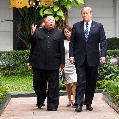 Donald Trump (d) junto a  Kim Jong Un, durante una parte del segundo encuentro entre ambos, en febrero de este año.