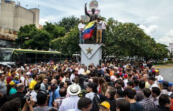 un-grupo-de-opositores-protestan-en-caracas-a-favor-de-la-libertad-leopoldo-lopez-efe-195328000000-1376544.jpg