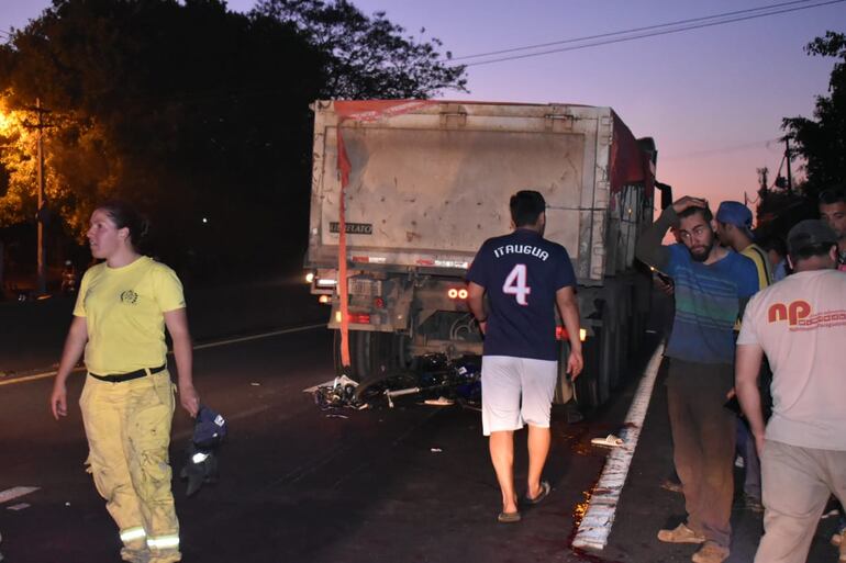 Bomberos voluntarios asistieron a las víctimas que fueron derivadas a al Hospital Nacional de Itauguá y el Hospital del Trauma.