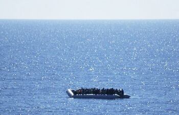lancha-de-goma-con-migrantes-cruzando-el-mediterraneo--192710000000-1330258.jpg