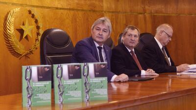 El camarista José Agustín Fernández Rodríguez; el presidente de la Corte Eugenio Jiménez Rolón y el ministro Luis María Benítez Riera  presentaron el libro “El habeas data en el Paraguay”.