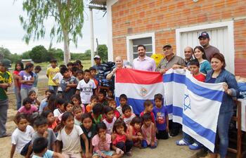 sociedad-cultural-amigos-de-israel-entreg-donativo-de-tiles-escolares-vveres-y-ms-dan-apoyo-a-parcialidad-enxlet-204528000000-1348875.jpg