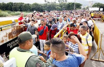 Muchos de los migrantes exponen sus vidas y las de sus familiares en la búsqueda de la libertad.