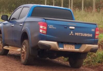 La camioneta en la que iban los supuestos  asaltados, ahora sospechosos de entregar el dinero.