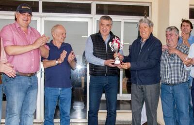 Tiki González entregó la copa “Fundación de Asunción” a los dueños de Influyente, Gerardo García y Gustavo Pedrozo.
