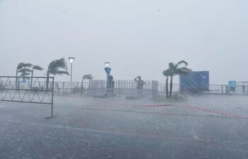 la-fuerza-del-viento-y-la-torrencial-lluvia-que-caia-tambien-se-hicieron-notar-en-la-costanera-de-asuncion--205939000000-1772934.jpg