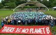 Un grupo de manifestantes con una pancarta 'No hay planeta B' el 20 de septiembre en el campus de Manila de la Universidad de Filipinas.