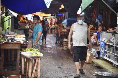 Algunas personas usan tapabocas  o guantes como medida de prevención.  Sin embargo, la  mayoría se pasea sin mucho cuidado por los pasillos.