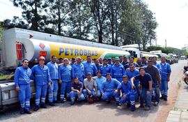 los-conductores-y-propietarios-de-los-vehiculos-que-se-encuentran-al-servicio-de-petrobras-iniciaron-ayer-una-huelga-en-forma-indefinida--210416000000-1625012.jpg