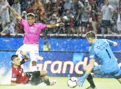 John Sánchez recibió un pase a espaldas del lateral, encaró después de ganar una larga carrera y envió un centro que se desvió levemente en el zaguero Olivera para descolocar al arquero Burián y anotar el 2-0.