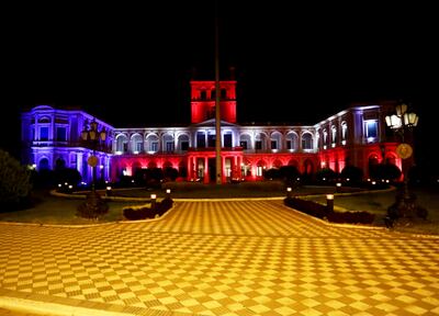 El Palacio de Gobierno iluminado con los colores de la bandera de EE.UU. país con la mayor cifra de infectados con el covid-19.