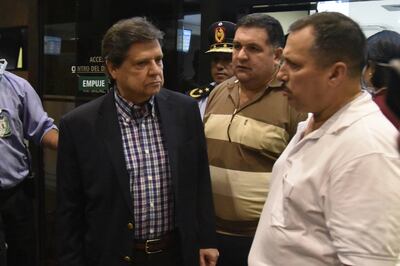 El ministro del Interior, Euclides Acevedo (izq.) conversa con el subcomandante de la Policía, Crio. Gral. Luis Arias (centro) y el director de Policía de Central, Carlos Aguilera, en el hospital.