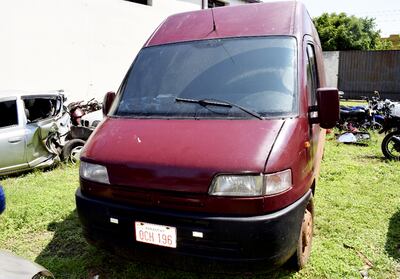El furgón Peugeot que circulaba repleto de marihuana, hasta que fue interceptado por la Policía en el Cruce Mbutuy de Caaguazú.