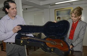 diego-sanchez-haase-y-margarita-morselli-muestran-la-guitarra-de-mangore-que-esta-en-la-casa-de-la-musica--204603000000-1100952.jpg