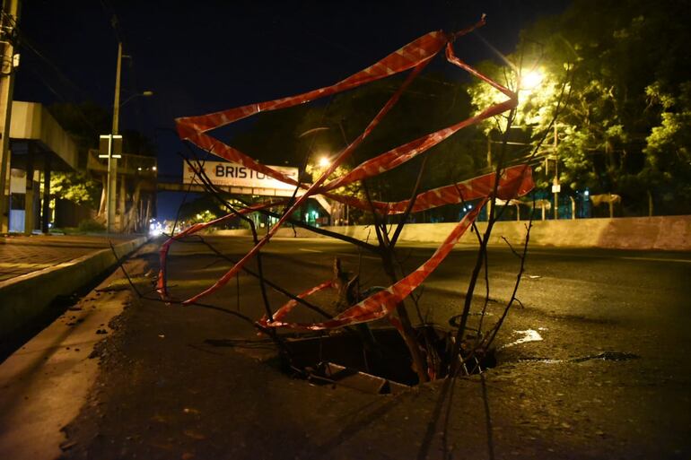 Los bomberos colocaron una precaria señalización para que no ocurra otro accidente.