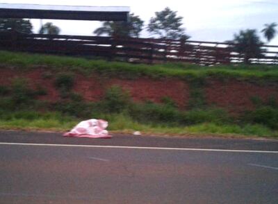 Vecinos cubrieron el cuerpo con una Sábana.