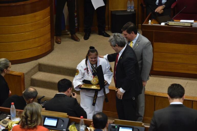 Rosita posando para las fotografías.