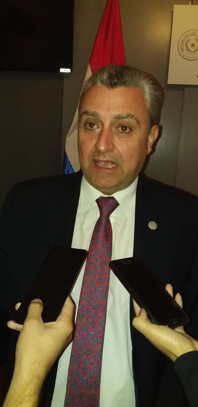 Juan Ernesto Villamayor apuntó dardos contra Santiago Peña, por criticar doble aguinaldo cuando él hizo lo mismo en su tiempo.