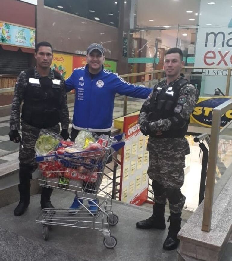 El fiscal Lorenzo Lezcano junto a policías del grupo Lince con la mercadería.