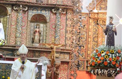 Monseñor Ricardo Valenzuela, durante la misa en honor de San Francisco de Asís.