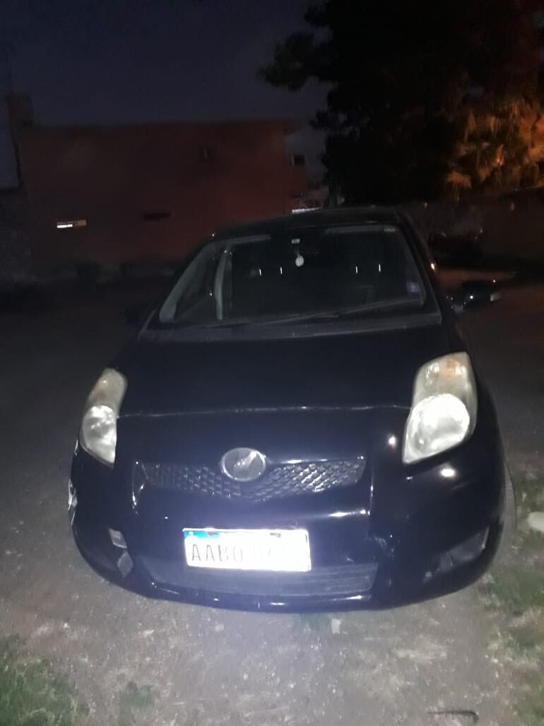 El auto toyota Vitz, propiedad de Vania Caballero, en la comisaría 12 de la ciudad de Itá. La dueña se encuentra detenida en la dependencia policial por orden fiscal y tras realizar piruetas en la vía pública en aparente estado de ebriedad.