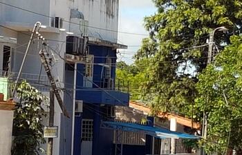 en-estas-condiciones-habia-quedado-el-tendido-de-la-ande-sobre-la-calle-osvaldo-kallsen-y-recien-cuando-se-produjo-un-segundo-accidente-reemplazaron-l-201328000000-1555254.jpg