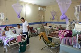 en-el-hospital-barrio-obrero-hay-muchos-pacientes-internados-con-dengue-positivo-otros-cuadros-febriles-son-sospechosos--200145000000-1423131.jpg