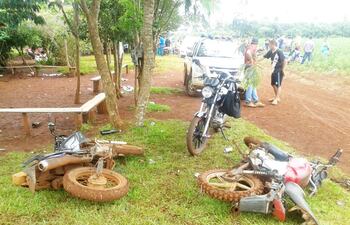 las-motocicletas-de-las-victimas-estaban-tiradas-a-un-costado-del-camino-vecinal-de-la-colonia-marangatu-donde-se-produjo-el-crimen--02442000000-1539597.jpg