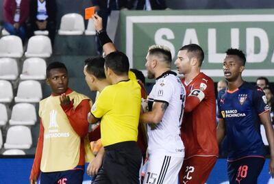 La roja del árbitro, Diego Haro, para Edison Realpe, integrante de la banca de LDU, luego de un tumulto entre muchos nervios.
