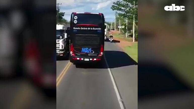 Momento en que el bus cierra el paso a la la policía motorizada, que intentaba sobrepasarlo por la banquina.
