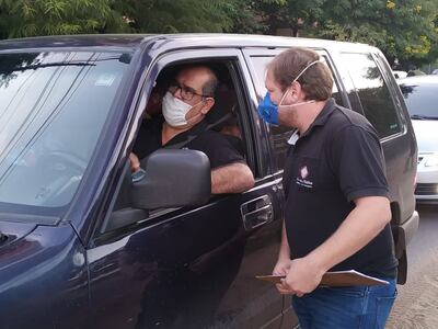 Un agente del Ministerio Público conversa con un conductor en un punto de control en San Lorenzo.
