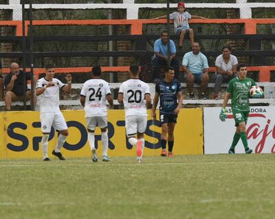La alegría de Diego Vera por su gol (i) y la frustración de Ignacio Don.