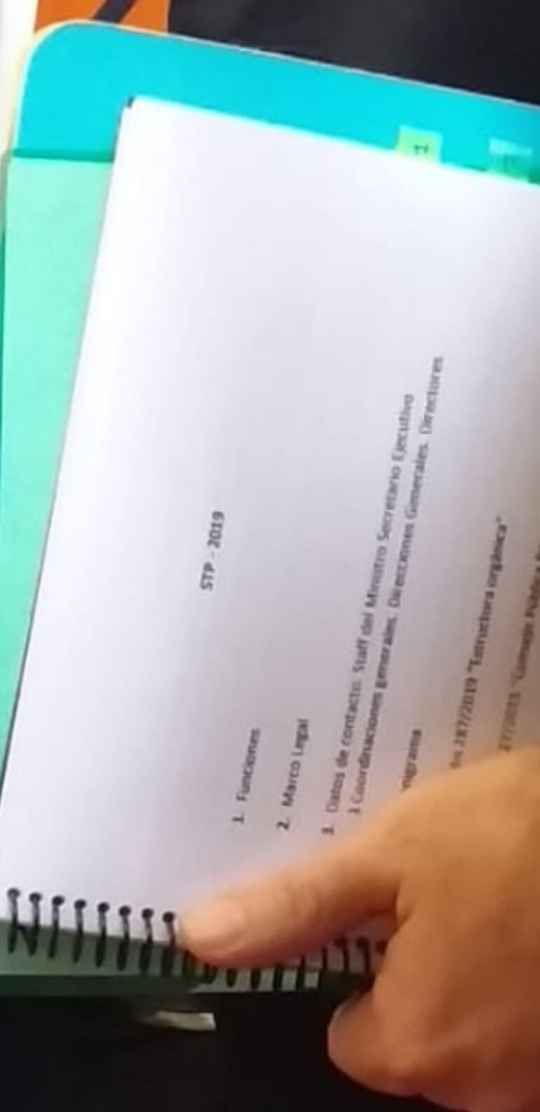 Documentos que llevaba en la mano Ullón tras la reunión con el presidente.