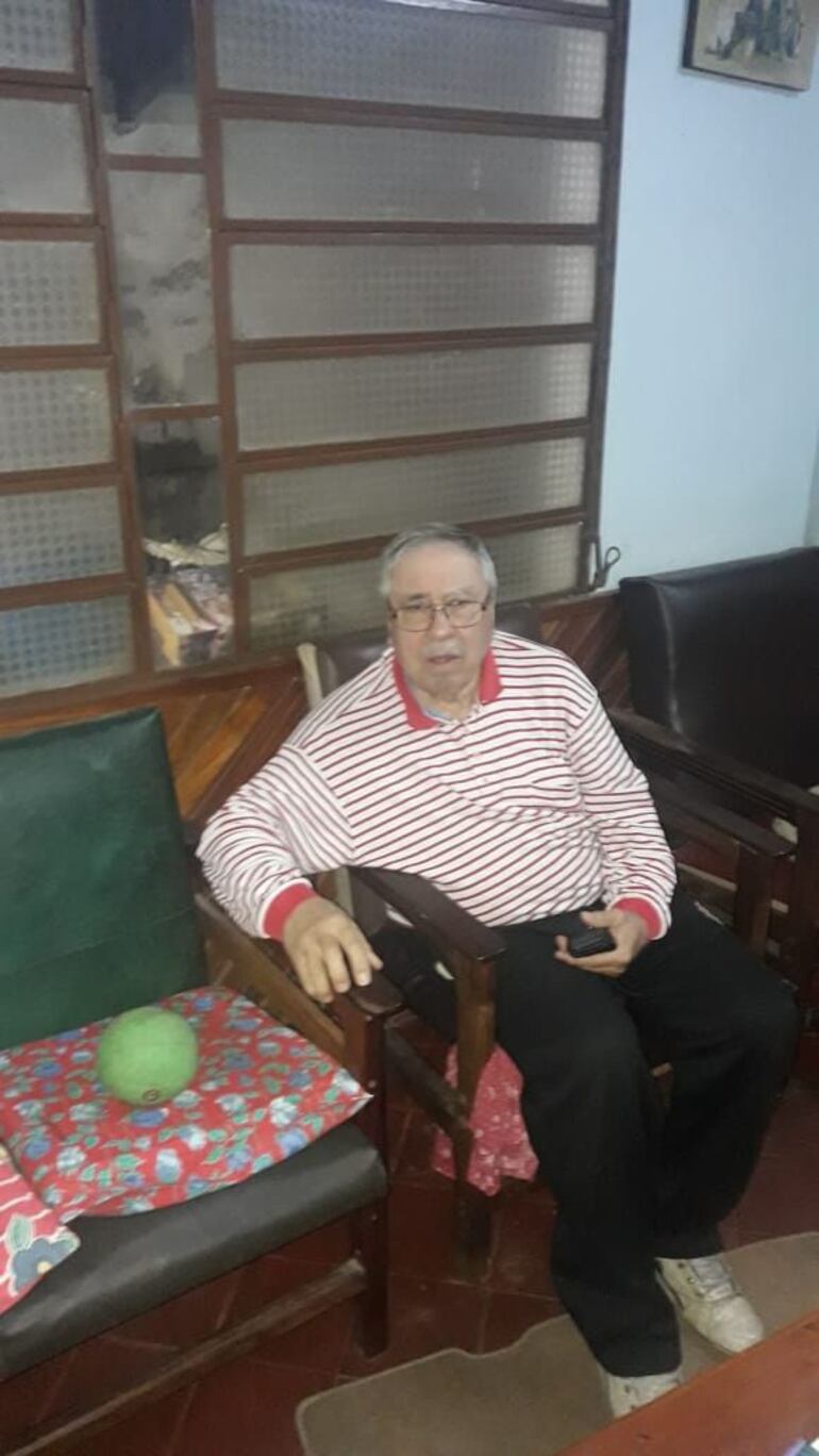 Pirata, un hermoso pitbull mestizo, se escapó un día de su casa y no supo volver. Oscar Palacios Larrosa (76) lo busca afanosamente.