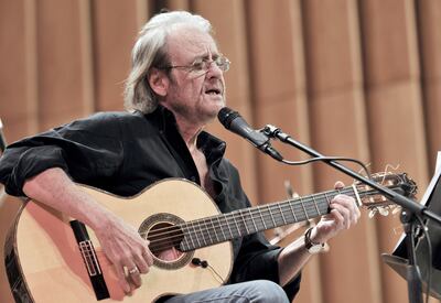 Luis Eduardo Aute durante un concierto en La Habana, en el año 2008. El artista abrazó diversas disciplinas, más allá de la música. (Foto: AFP)