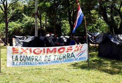 Más de 200 nativos, varios de ellos niños, están al costado de la Ruta PY 2 como medida de fuerza para acceder a tierras.
