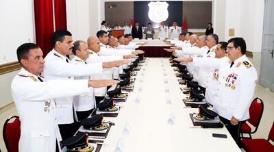 Los comisarios generales de la Policía Nacional en el inicio de la sesión del Tribunal de Calificaciones de ayer, que fue presidido por el ministro Euclides Acevedo y el comandante Francisco Resquín.