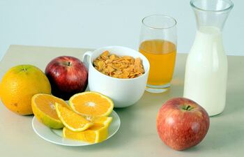 un-buen-desayuno-puede-incluir-una-taza-de-leche-con-dos-a-tres-cucharadas-de-cereal-sin-azucar-y-una-fruta-de-estacion-asi-la-criatura-comenzara-el-204857000000-1439542.jpg