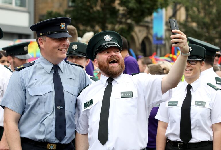 Oficiales de la Garda (la policía irlandesa) se sacan una selfie como miembros de la comunidad Lesbi, gay, bi y transgénero, durante la parada del orgullo gay en Irlanda del Norte. 
